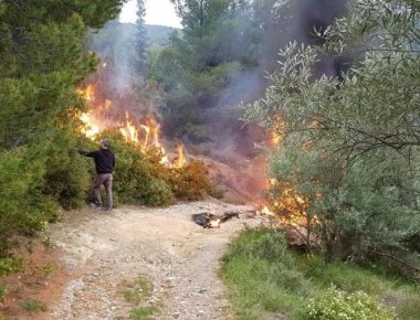 Αναστάτωση στο δάσος της Βαρυμπόπης: Πυροβολισμοί και φωτιά σε ΙΧ